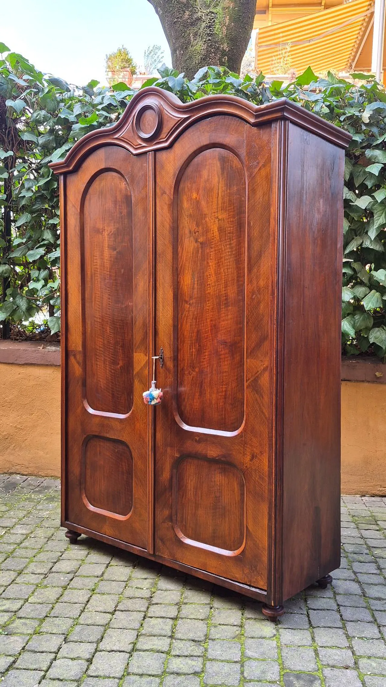 Walnut and burl veneered wardrobe, 19th century 4