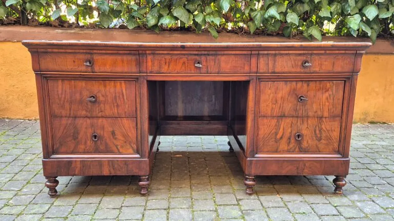 Luigi Filippo desk veneered in walnut and briar, 19th century 1