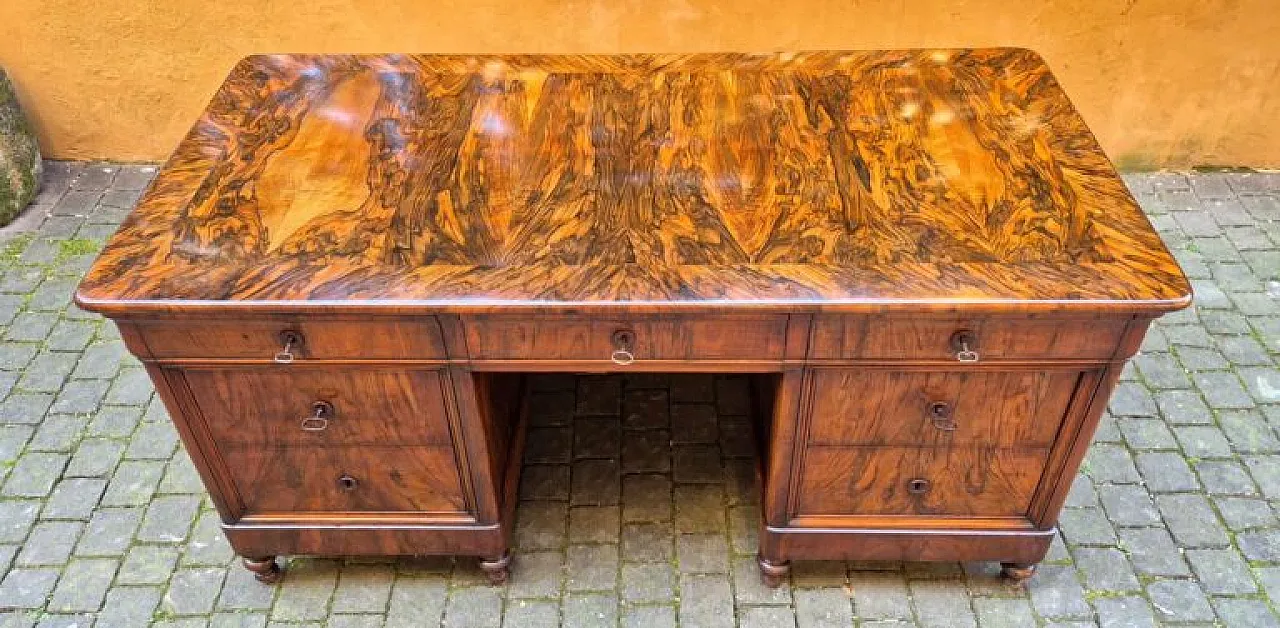 Luigi Filippo desk veneered in walnut and briar, 19th century 2