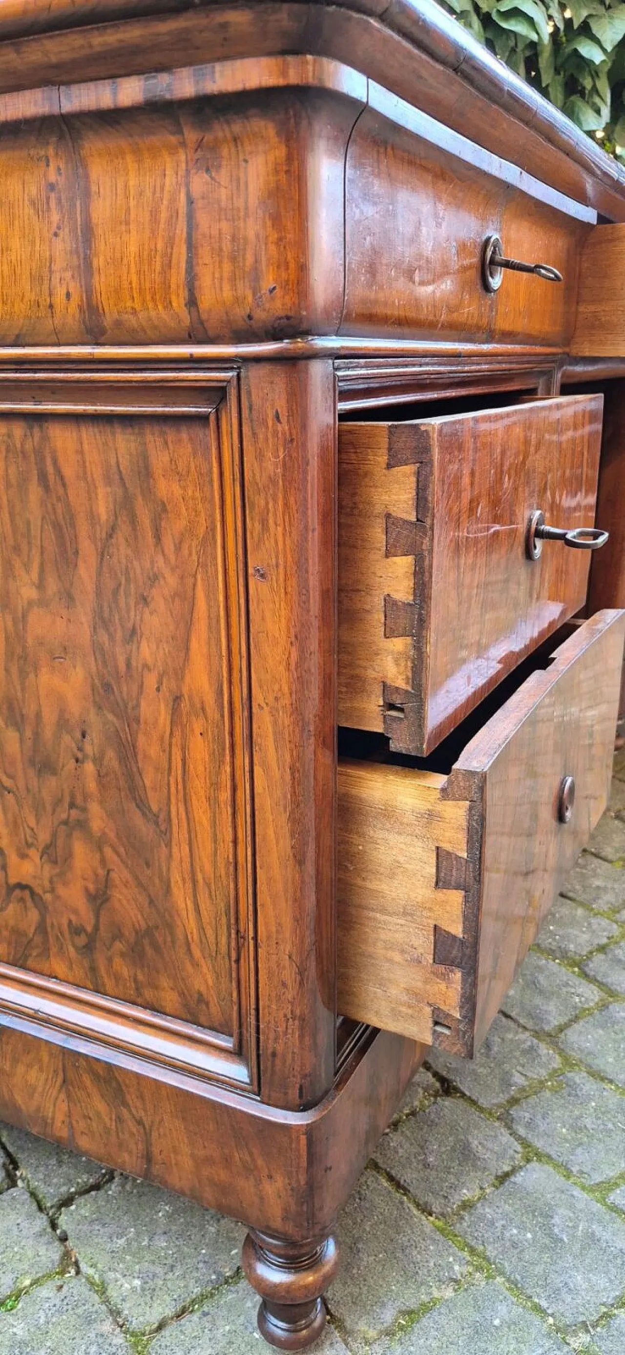 Luigi Filippo desk veneered in walnut and briar, 19th century 6