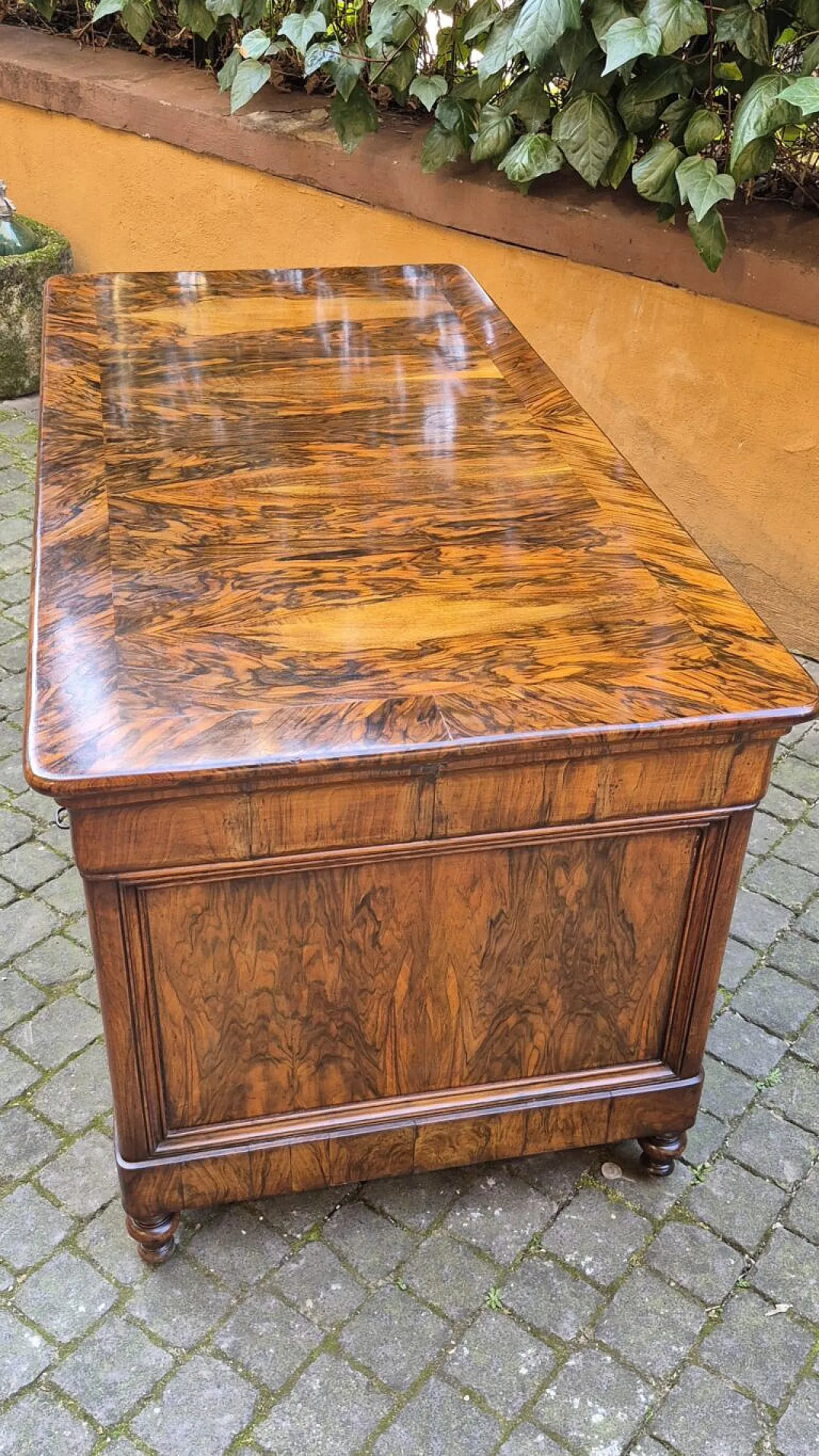 Luigi Filippo desk veneered in walnut and briar, 19th century 8