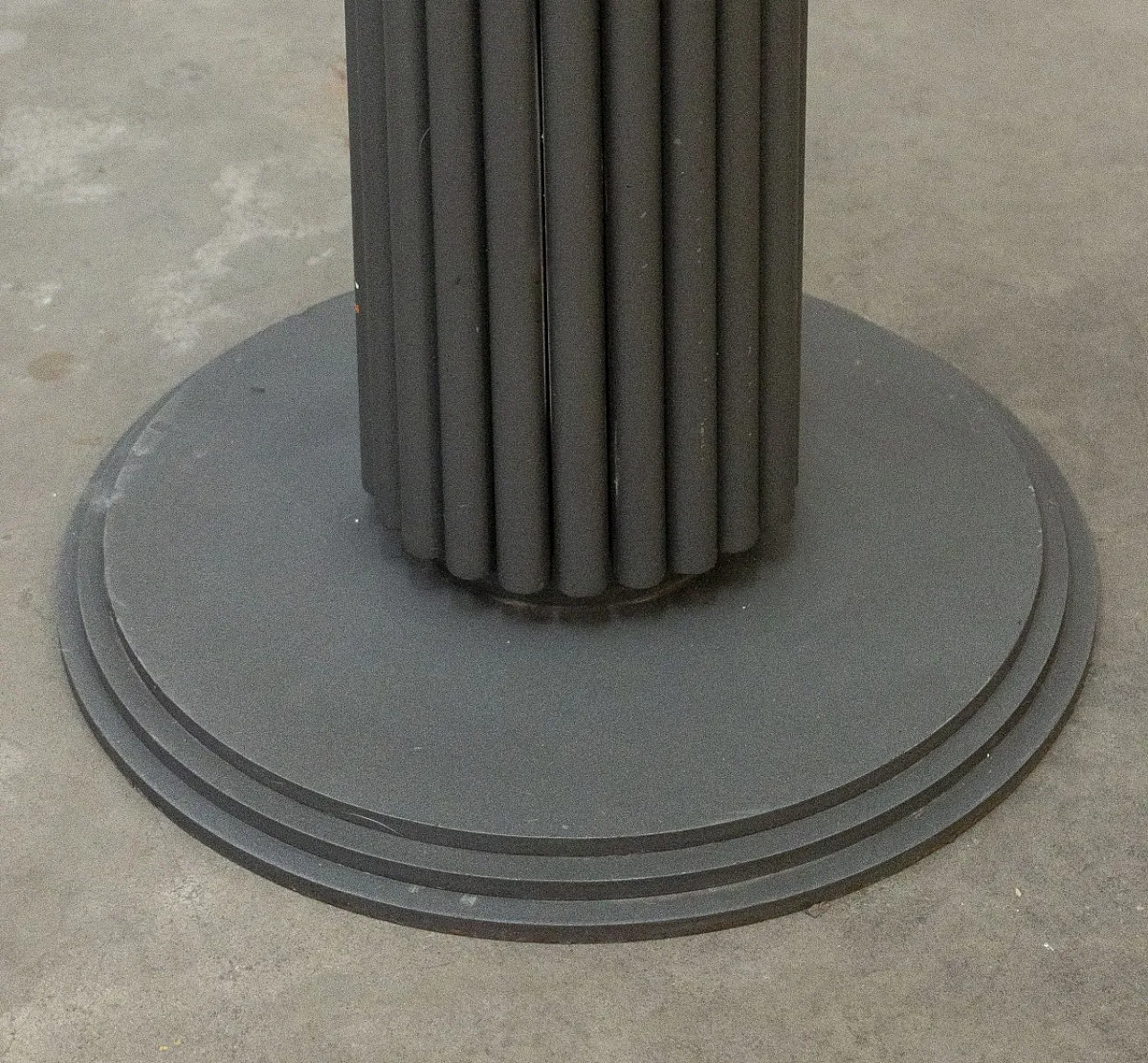 Round glass and iron table, 1970s 5