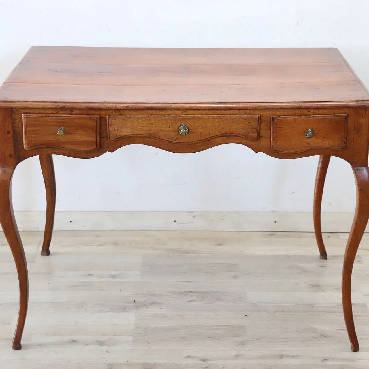 Scrivania antica in legno massello di noce e ciliegio, '700 2