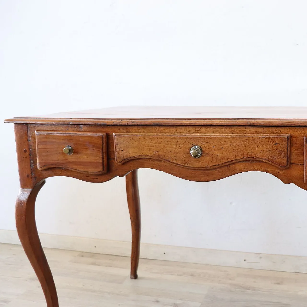 Scrivania antica in legno massello di noce e ciliegio, '700 5