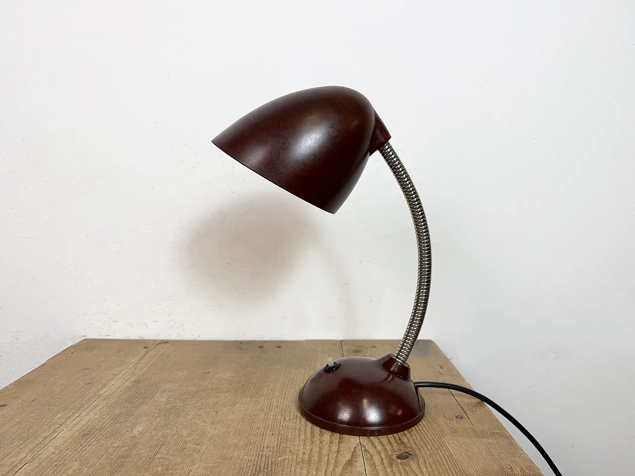 Lampada da tavolo vintage a collo di cigno in bachelite marrone, anni '50 2