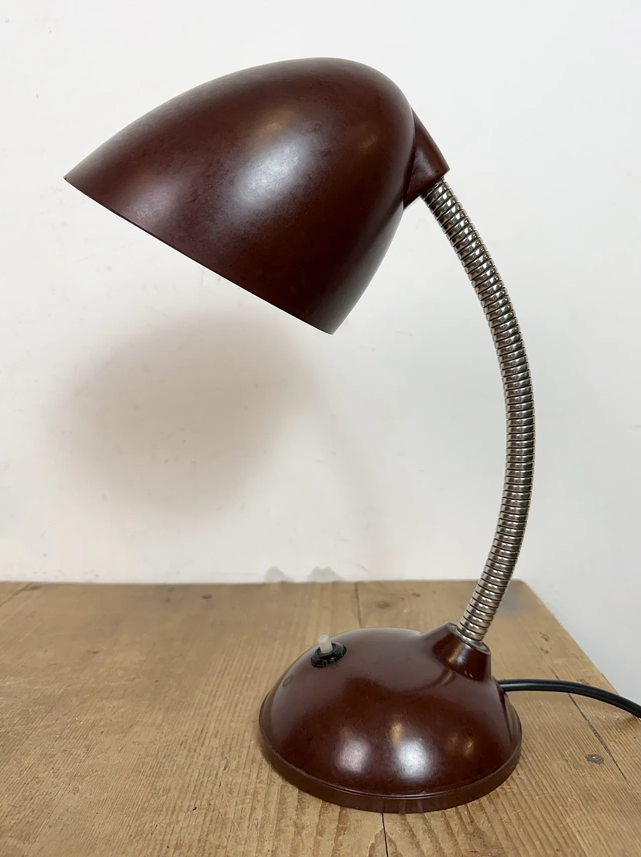 Lampada da tavolo vintage a collo di cigno in bachelite marrone, anni '50 3