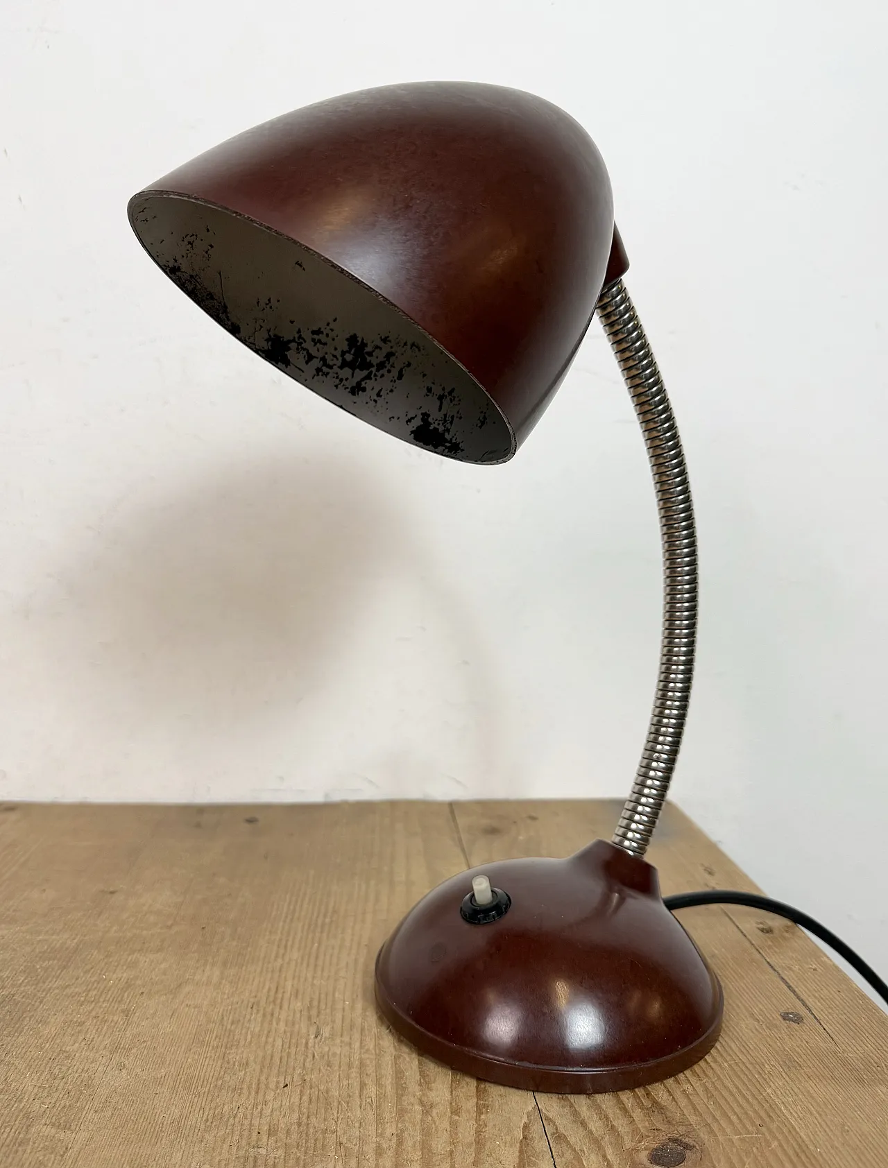 Lampada da tavolo vintage a collo di cigno in bachelite marrone, anni '50 4