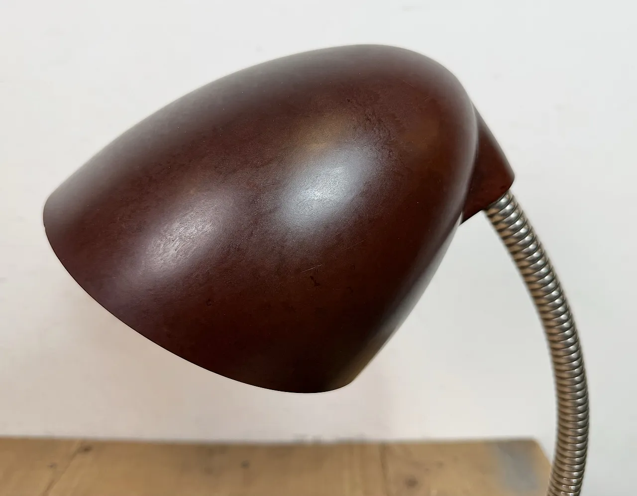 Lampada da tavolo vintage a collo di cigno in bachelite marrone, anni '50 5
