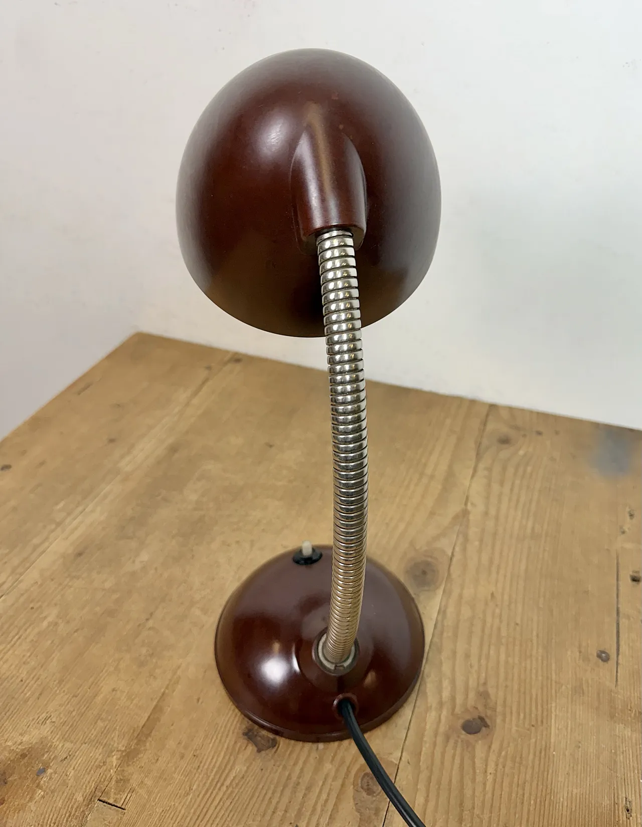 Lampada da tavolo vintage a collo di cigno in bachelite marrone, anni '50 7