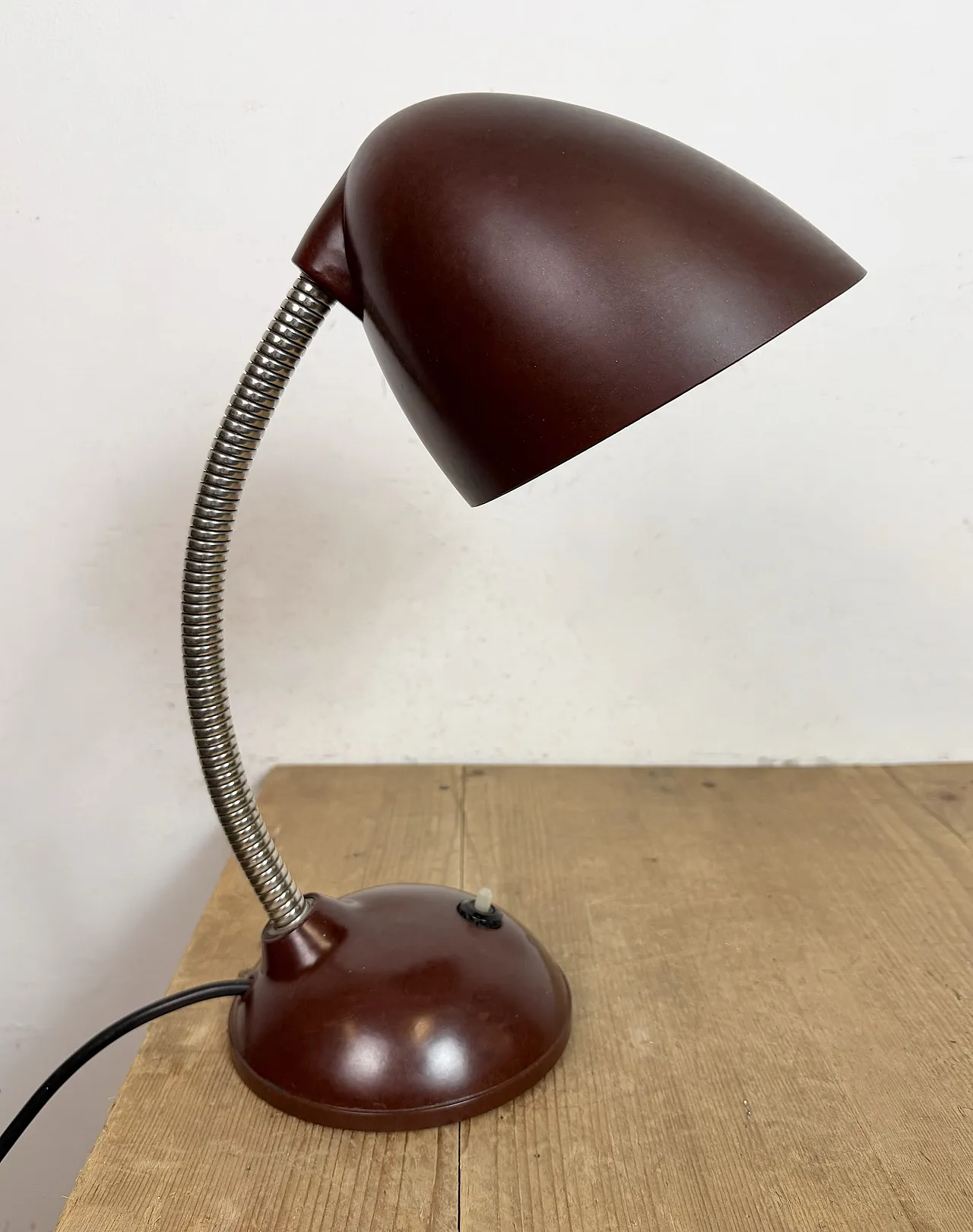 Lampada da tavolo vintage a collo di cigno in bachelite marrone, anni '50 8