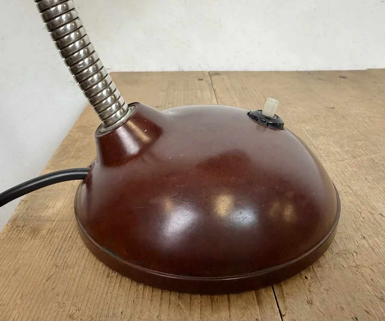 Lampada da tavolo vintage a collo di cigno in bachelite marrone, anni '50 10