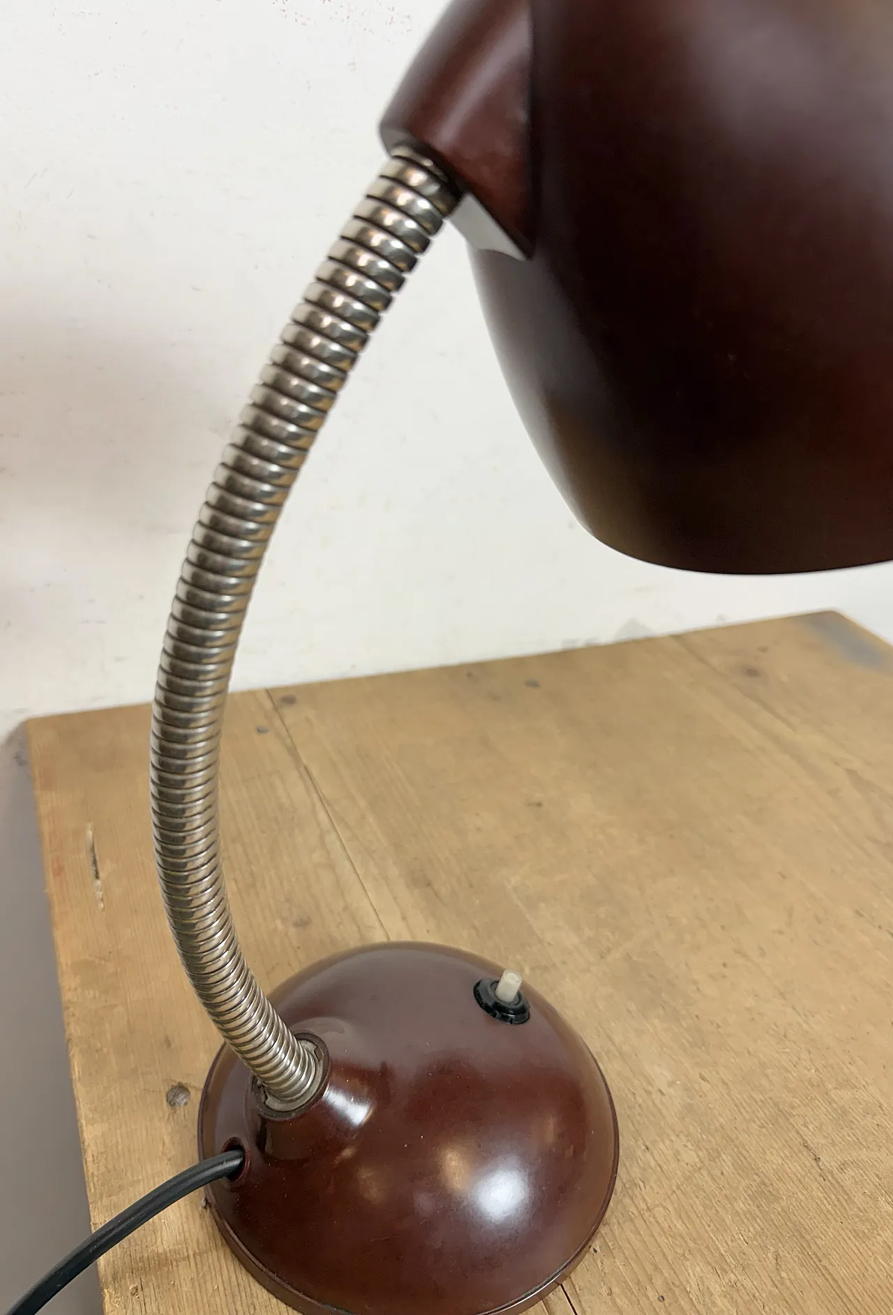 Lampada da tavolo vintage a collo di cigno in bachelite marrone, anni '50 11