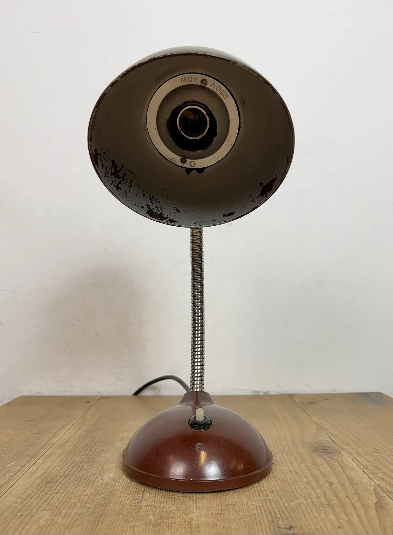 Lampada da tavolo vintage a collo di cigno in bachelite marrone, anni '50 12