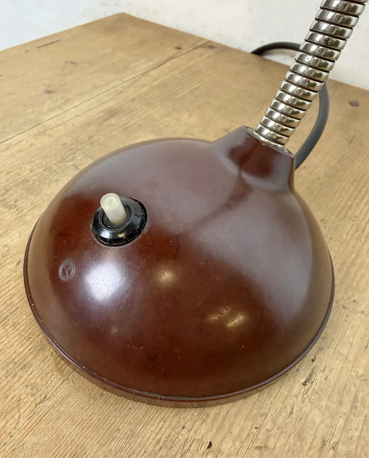 Lampada da tavolo vintage a collo di cigno in bachelite marrone, anni '50 15