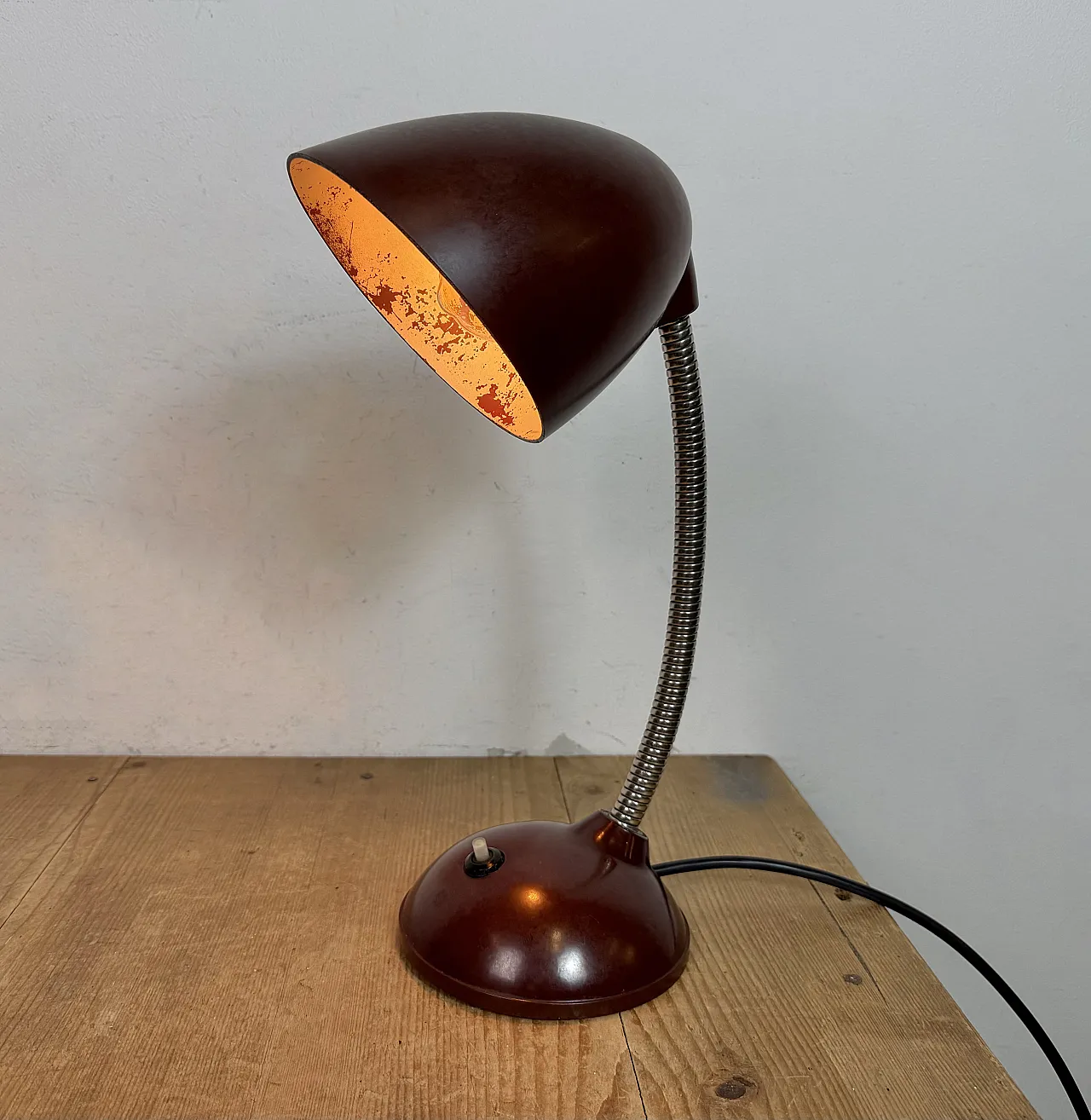 Lampada da tavolo vintage a collo di cigno in bachelite marrone, anni '50 16