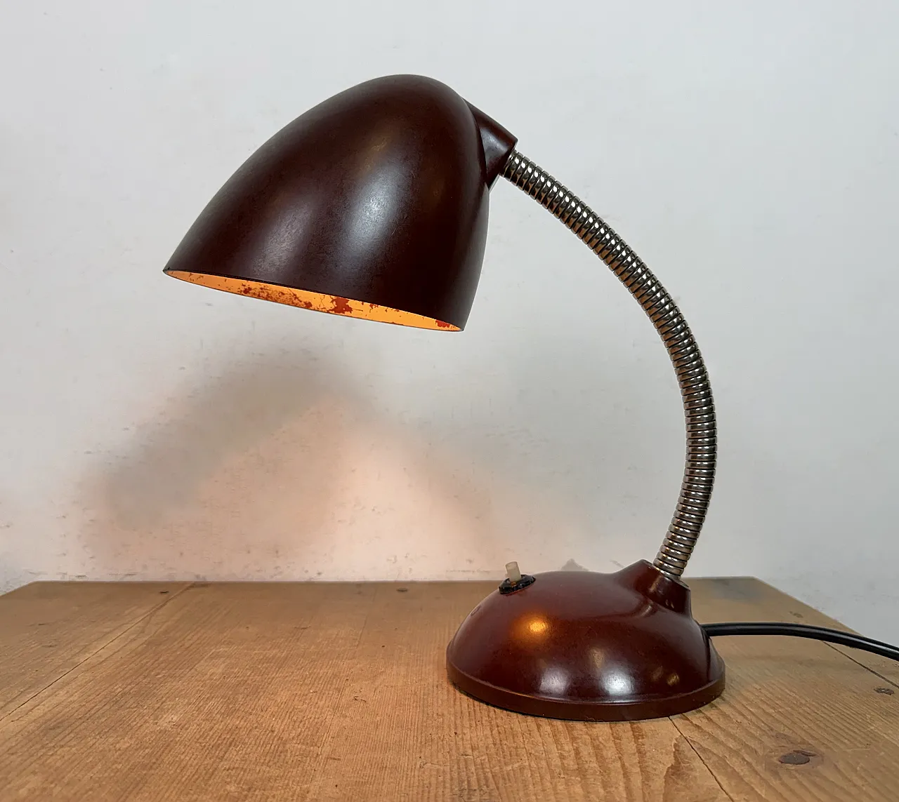 Lampada da tavolo vintage a collo di cigno in bachelite marrone, anni '50 17