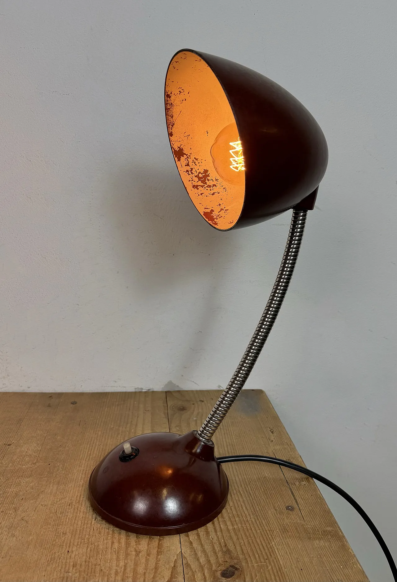 Lampada da tavolo vintage a collo di cigno in bachelite marrone, anni '50 18