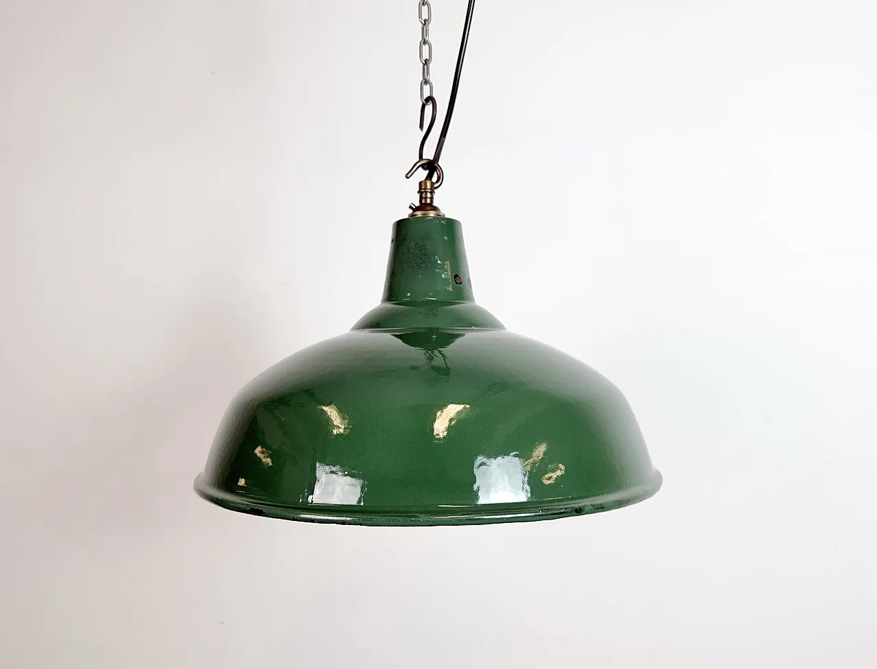 Lampada a sospensione industriale britannica di fabbrica smaltata verde, anni '60 2