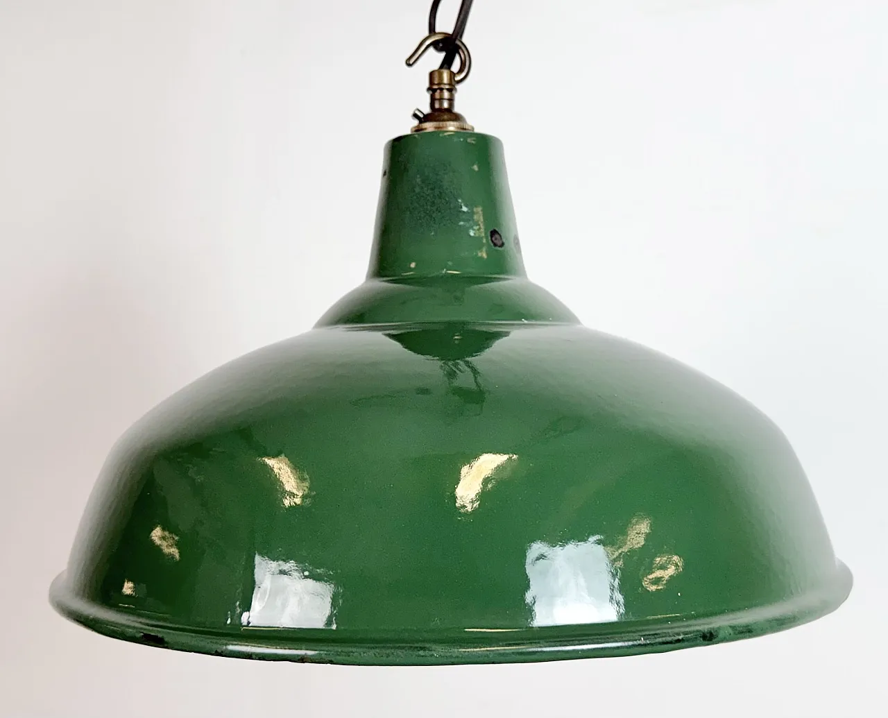 Lampada a sospensione industriale britannica di fabbrica smaltata verde, anni '60 3