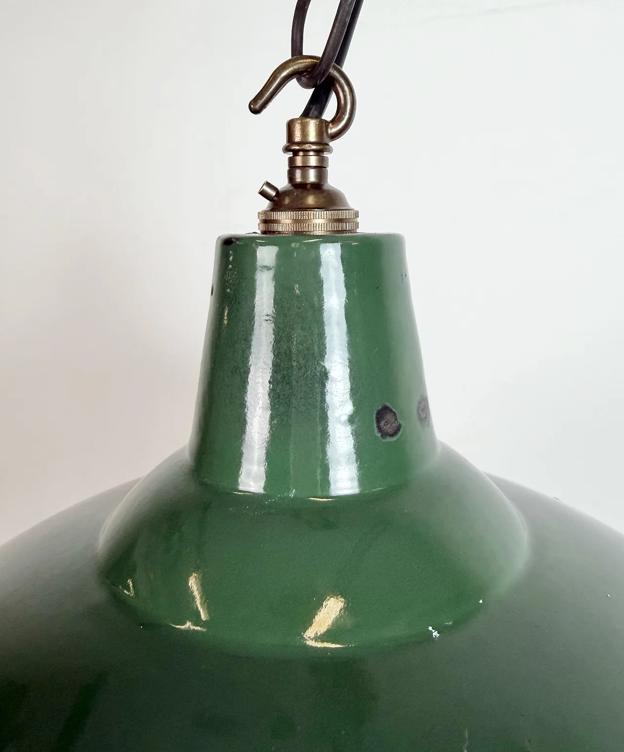 Lampada a sospensione industriale britannica di fabbrica smaltata verde, anni '60 4