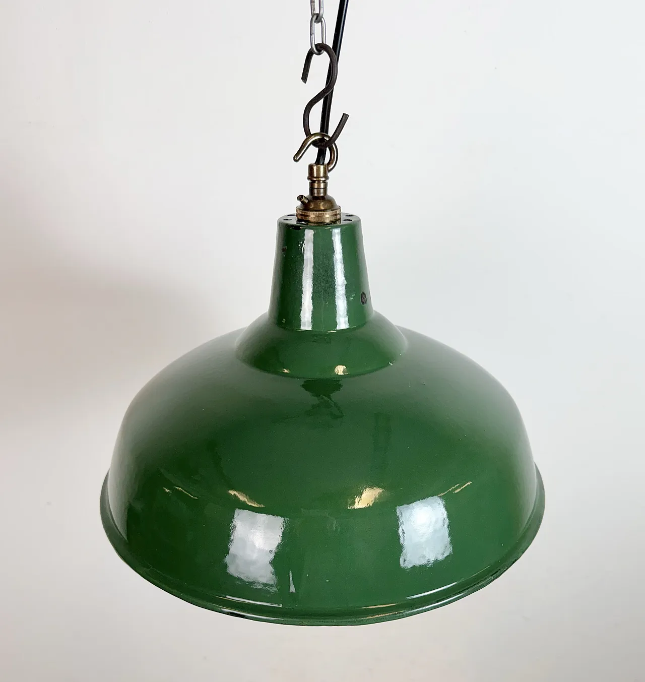 Lampada a sospensione industriale britannica di fabbrica smaltata verde, anni '60 6