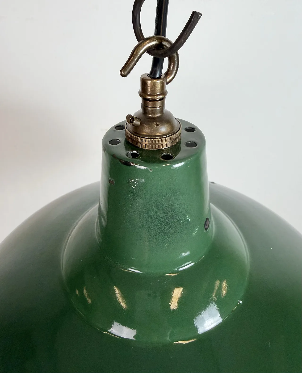 Lampada a sospensione industriale britannica di fabbrica smaltata verde, anni '60 7
