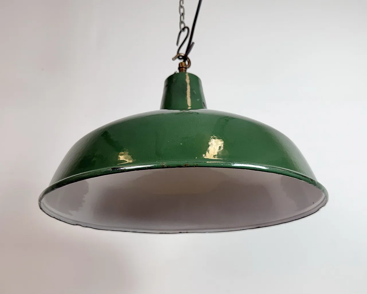 Lampada a sospensione industriale britannica di fabbrica smaltata verde, anni '60 8