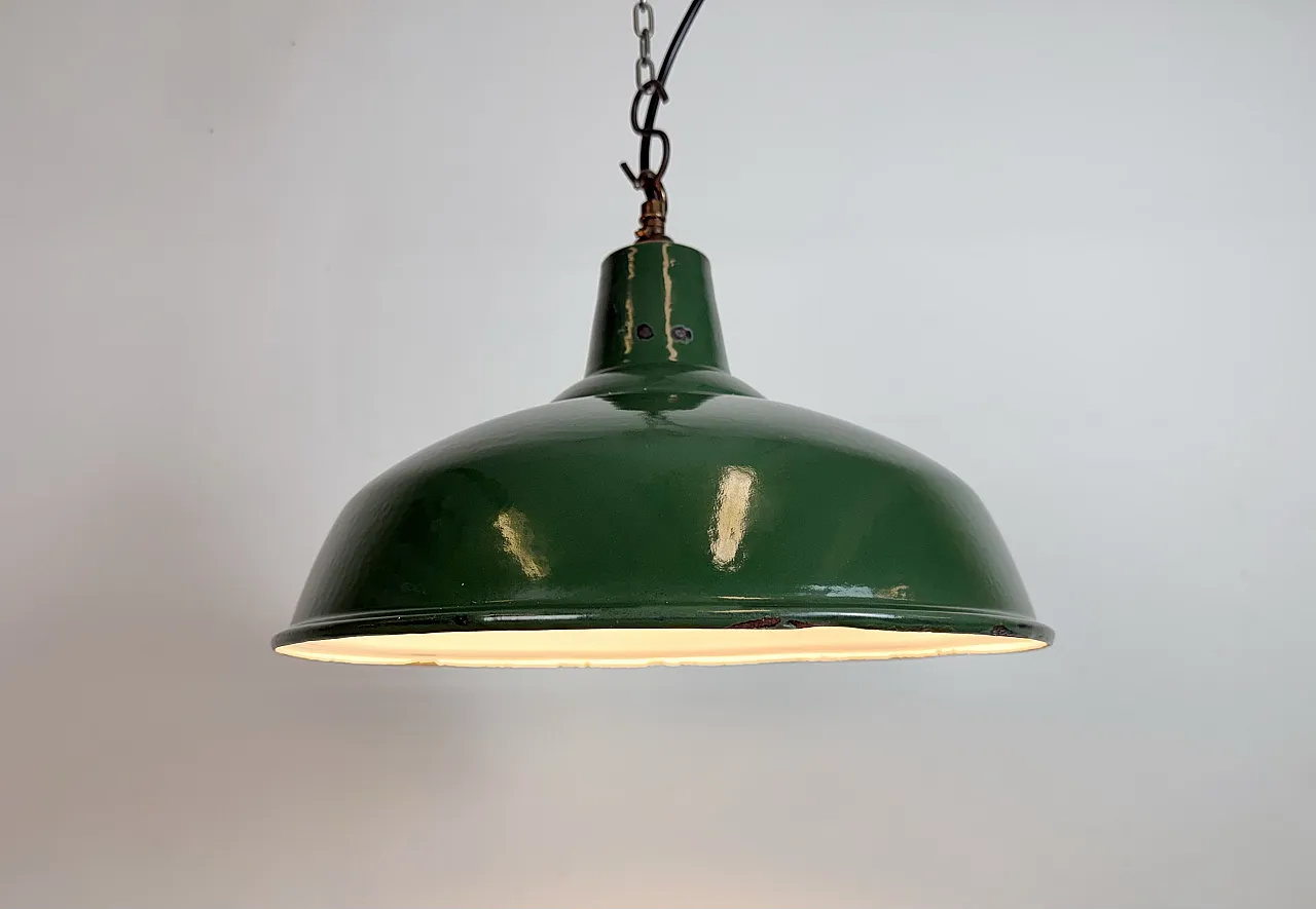 Lampada a sospensione industriale britannica di fabbrica smaltata verde, anni '60 9
