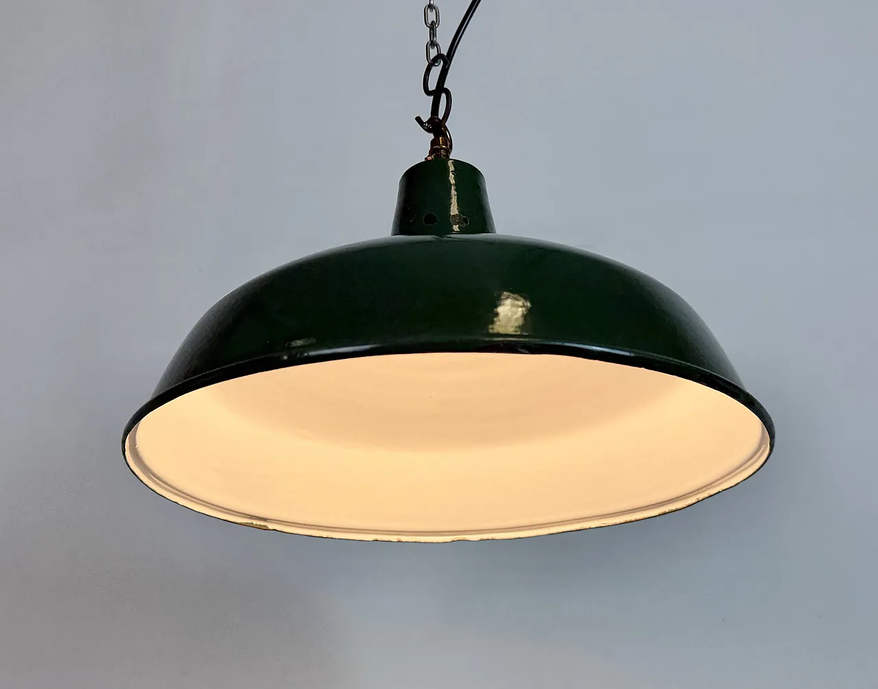 Lampada a sospensione industriale britannica di fabbrica smaltata verde, anni '60 10