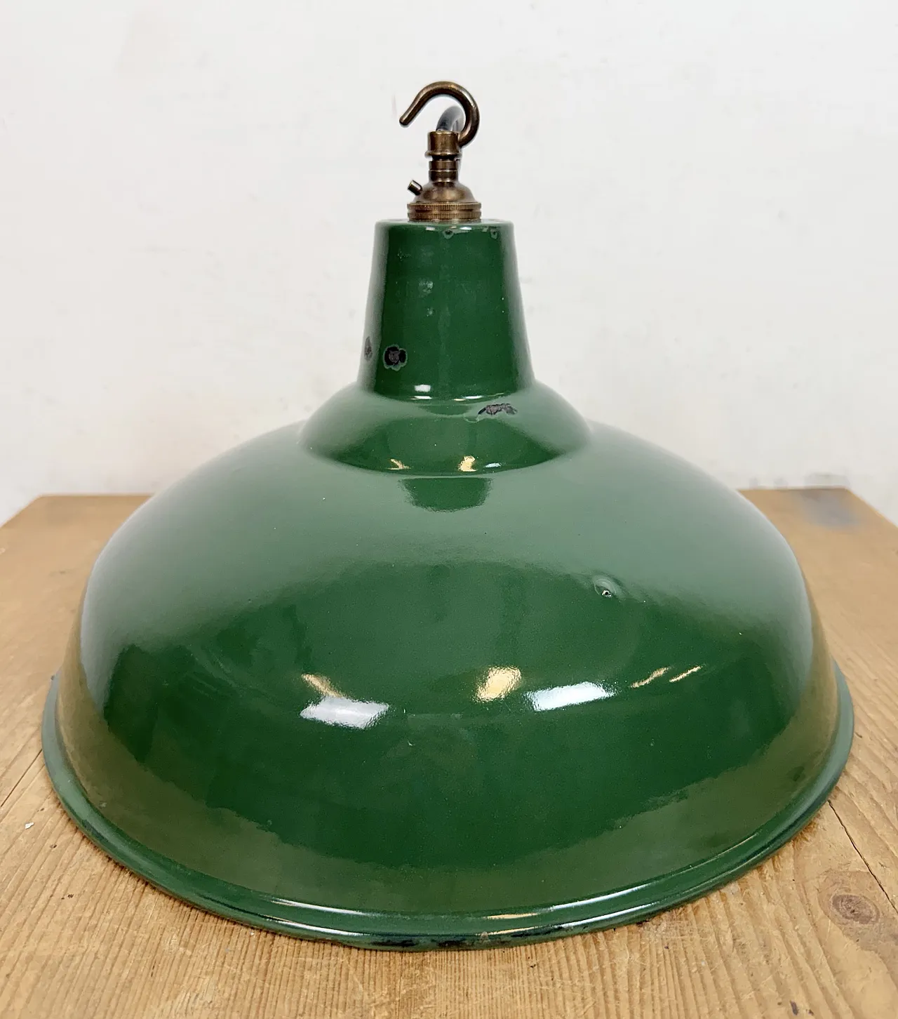 Lampada a sospensione industriale britannica di fabbrica smaltata verde, anni '60 11
