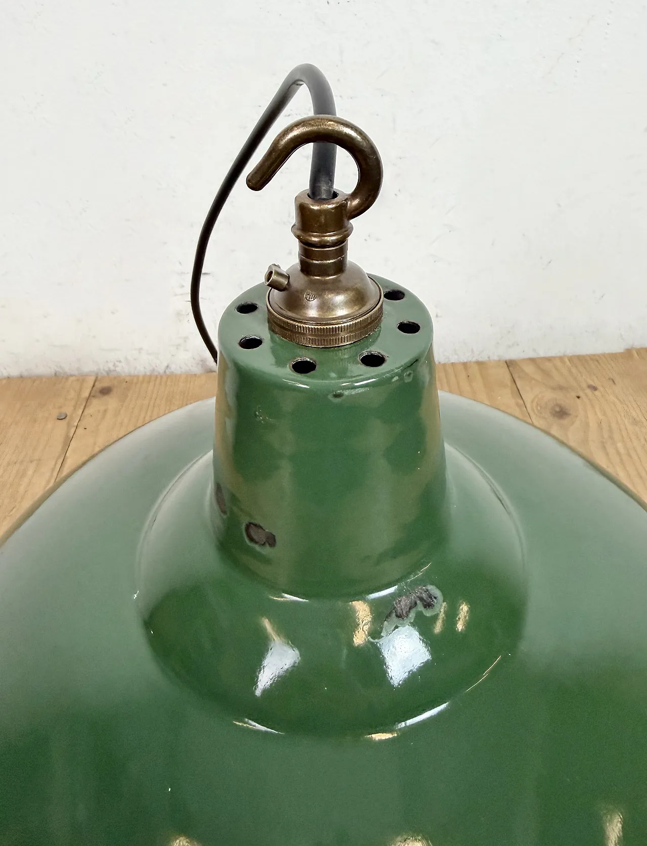 Lampada a sospensione industriale britannica di fabbrica smaltata verde, anni '60 12