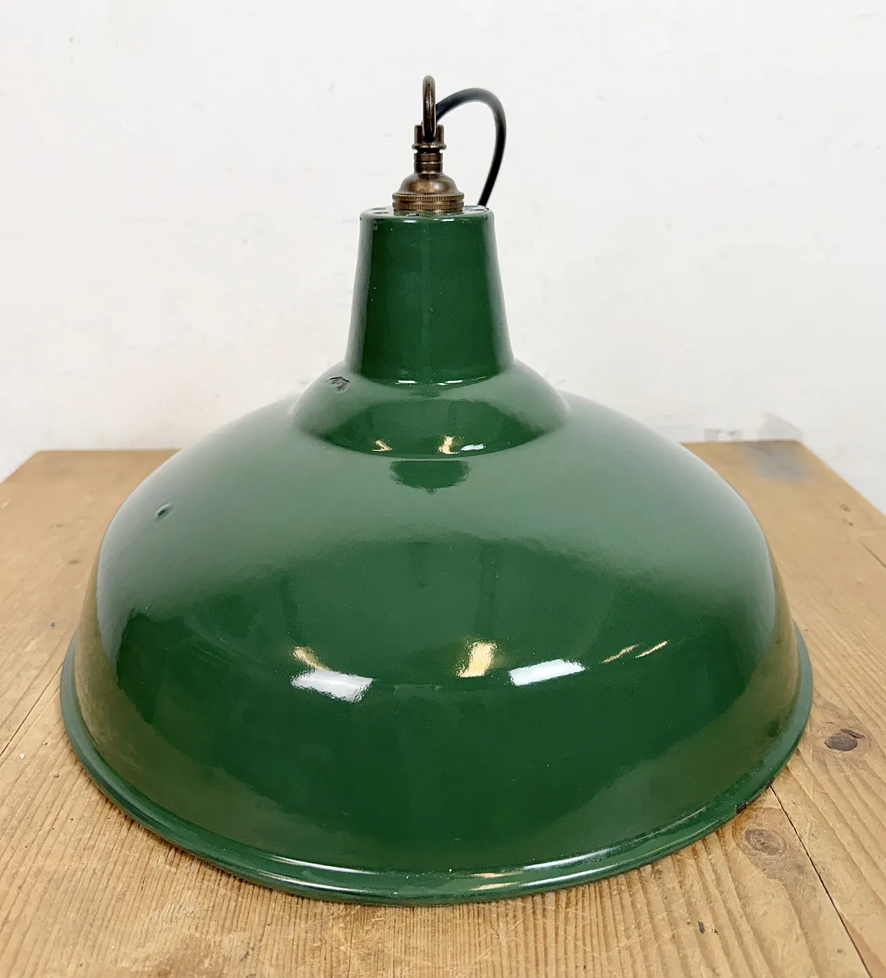 Lampada a sospensione industriale britannica di fabbrica smaltata verde, anni '60 13