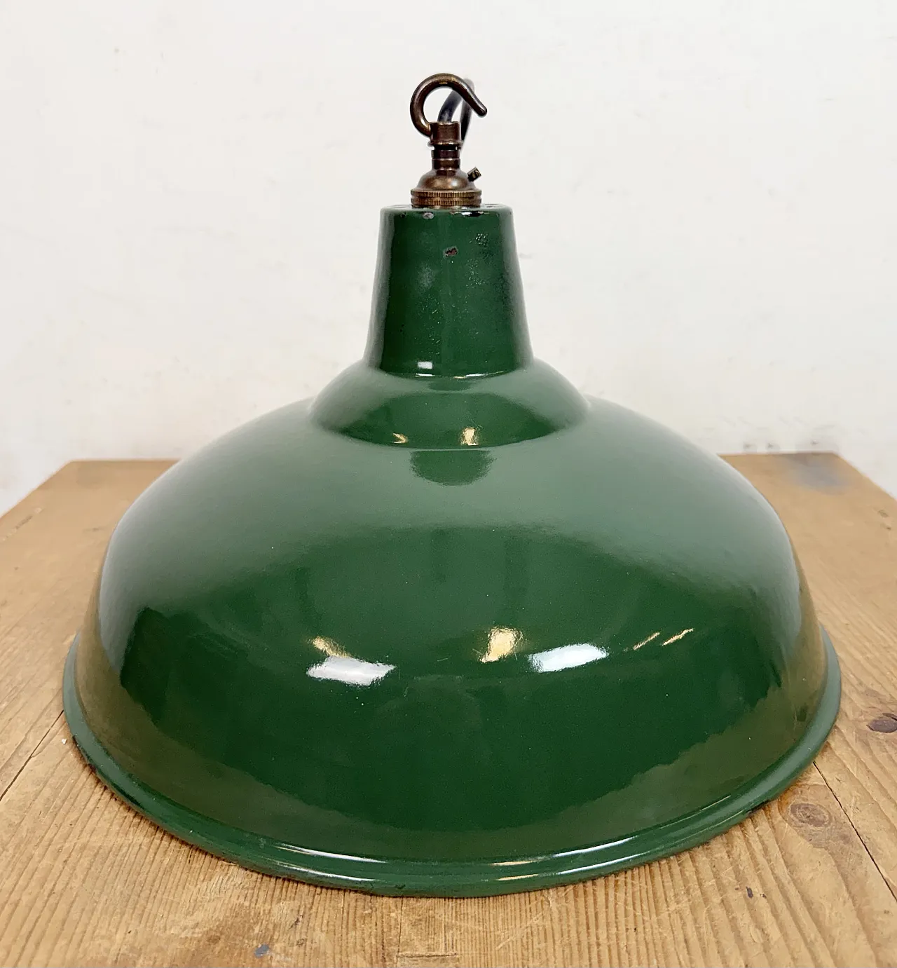 Lampada a sospensione industriale britannica di fabbrica smaltata verde, anni '60 14
