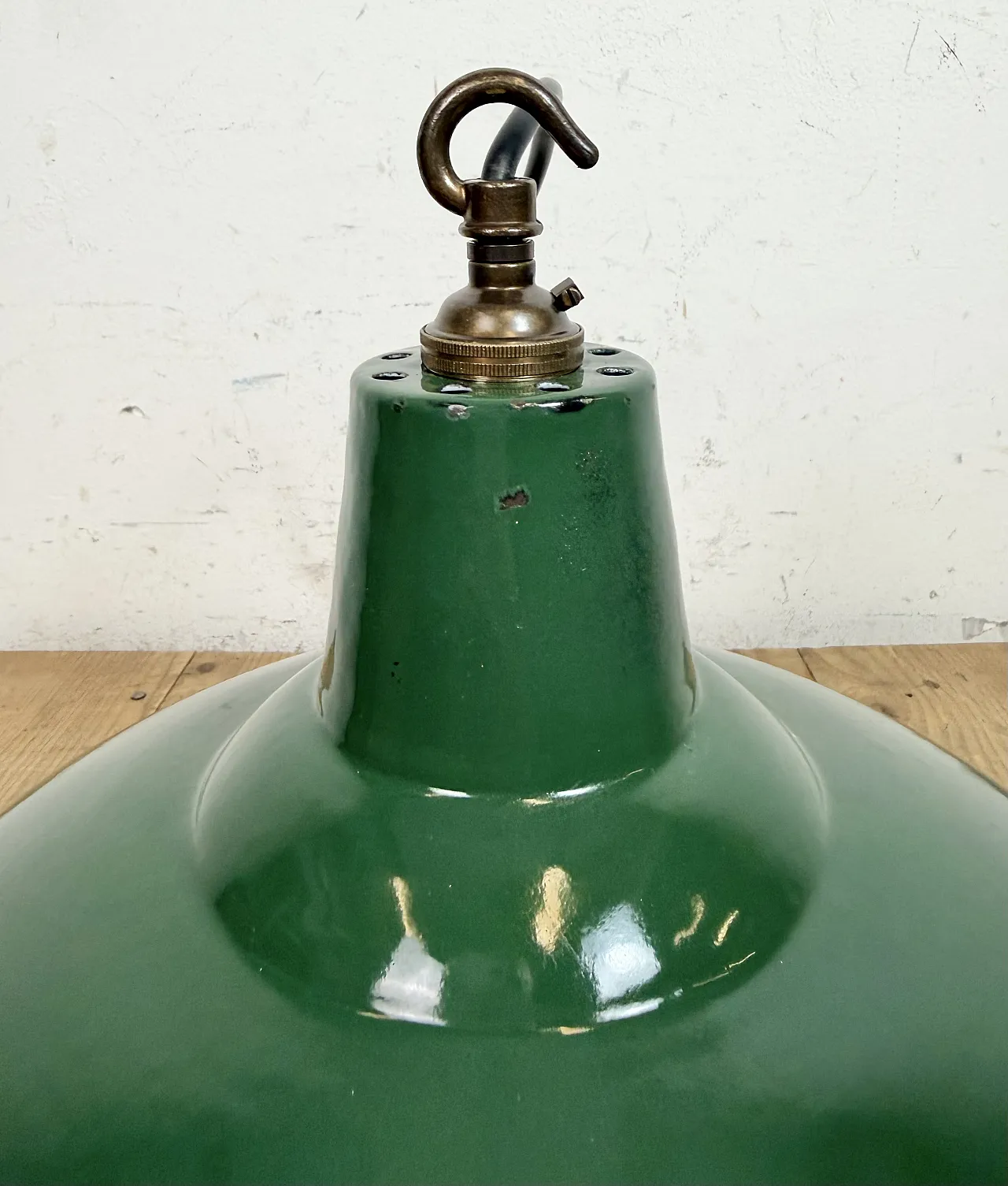 Lampada a sospensione industriale britannica di fabbrica smaltata verde, anni '60 15