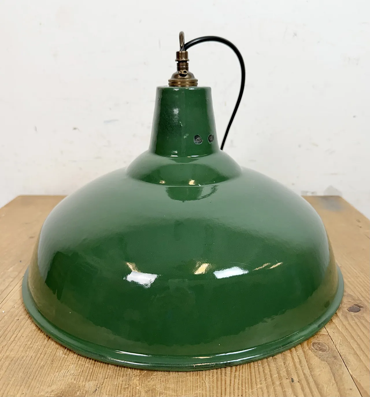 Lampada a sospensione industriale britannica di fabbrica smaltata verde, anni '60 16