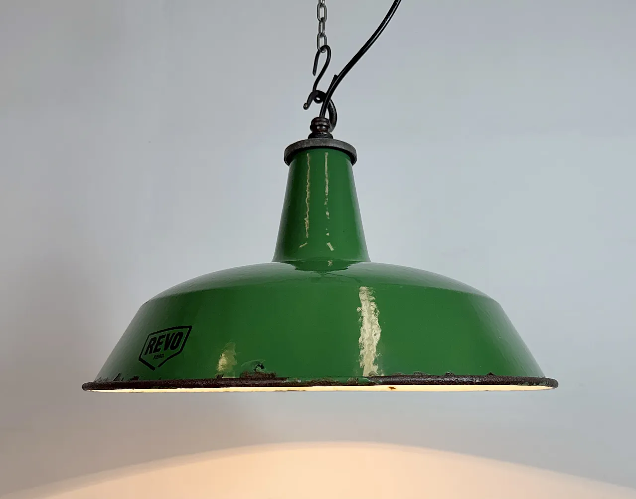 Lampada a sospensione industriale smaltata verde di Revo, anni '50 9