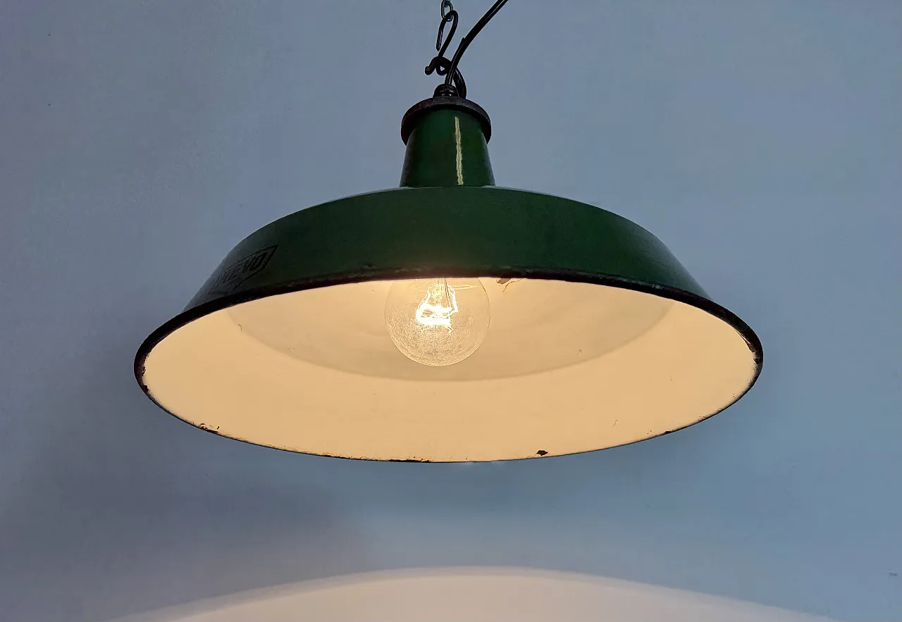 Lampada a sospensione industriale smaltata verde di Revo, anni '50 10