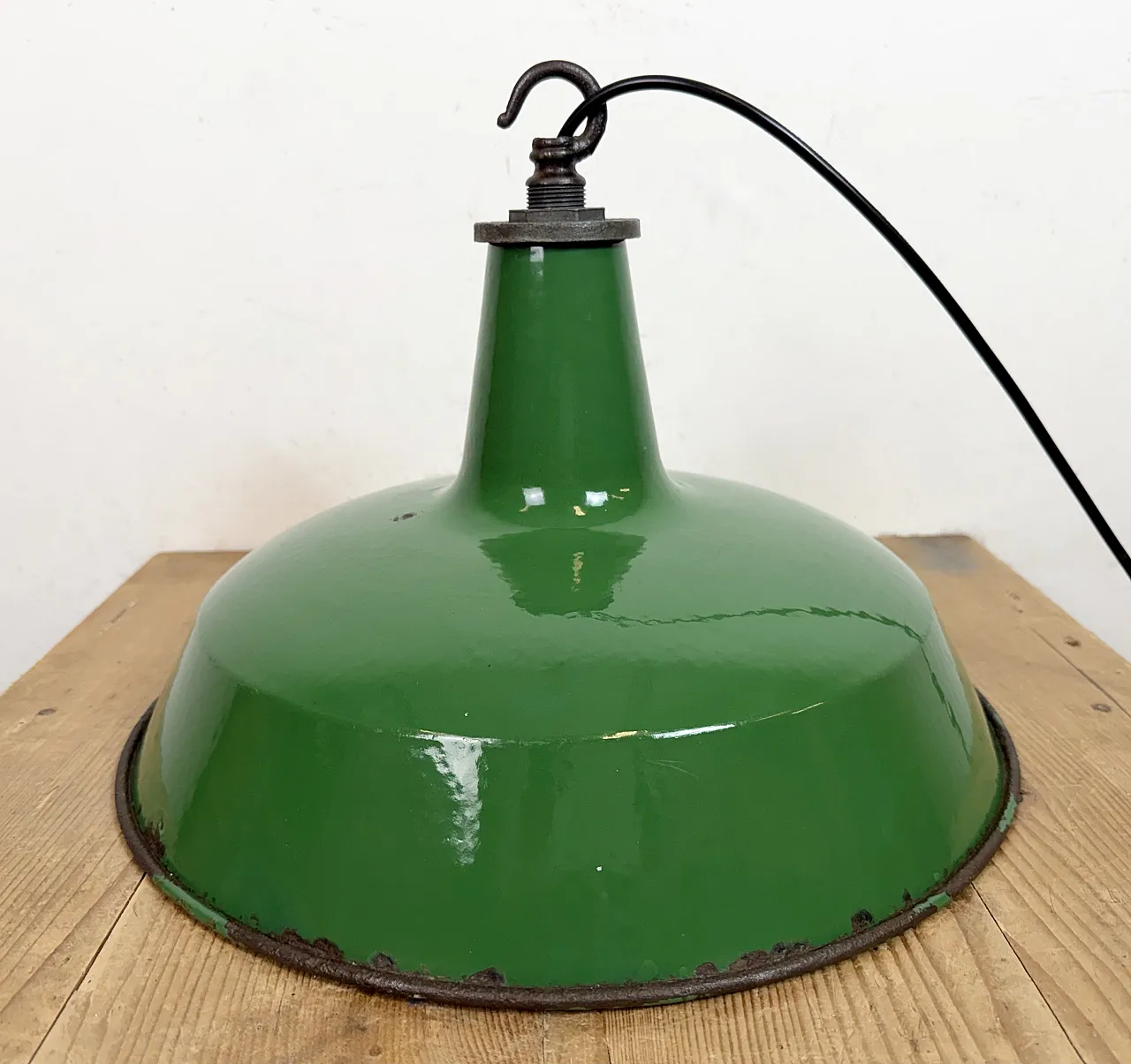 Lampada a sospensione industriale smaltata verde di Revo, anni '50 11