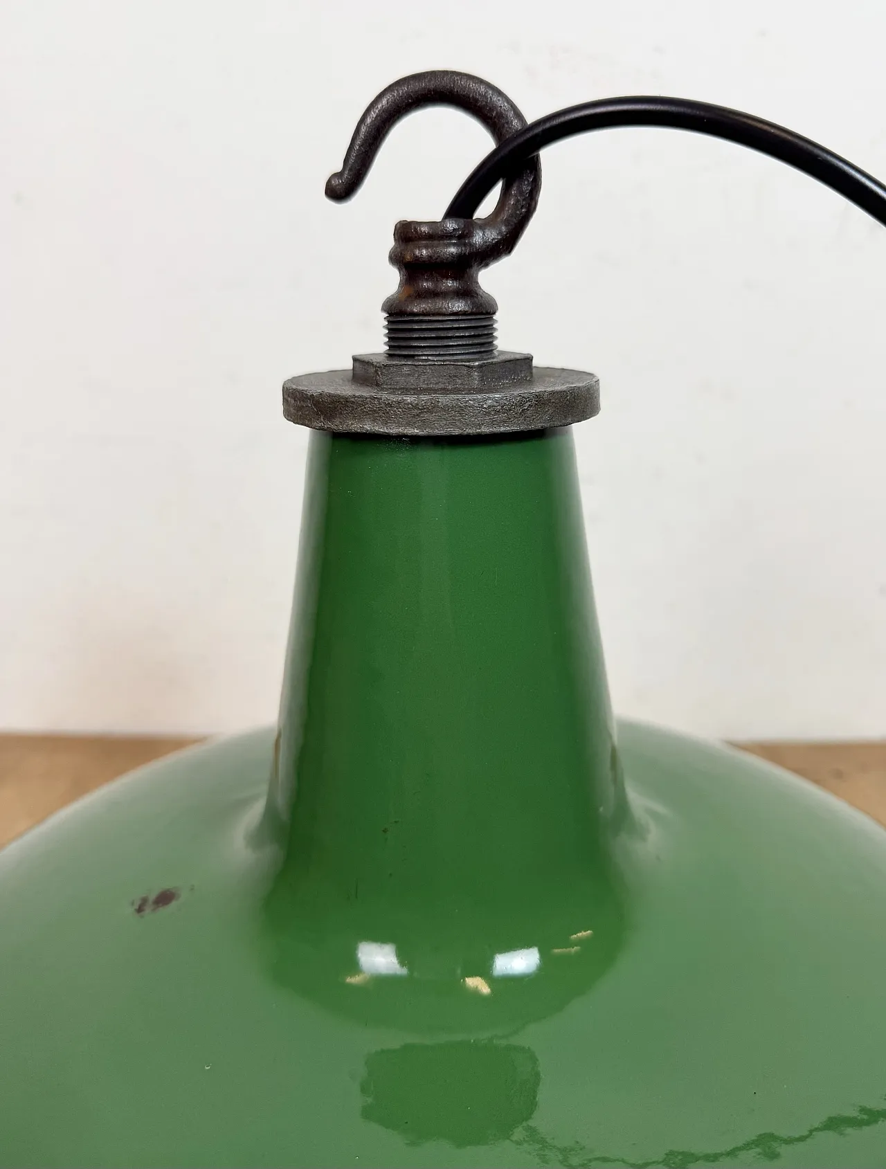 Lampada a sospensione industriale smaltata verde di Revo, anni '50 12