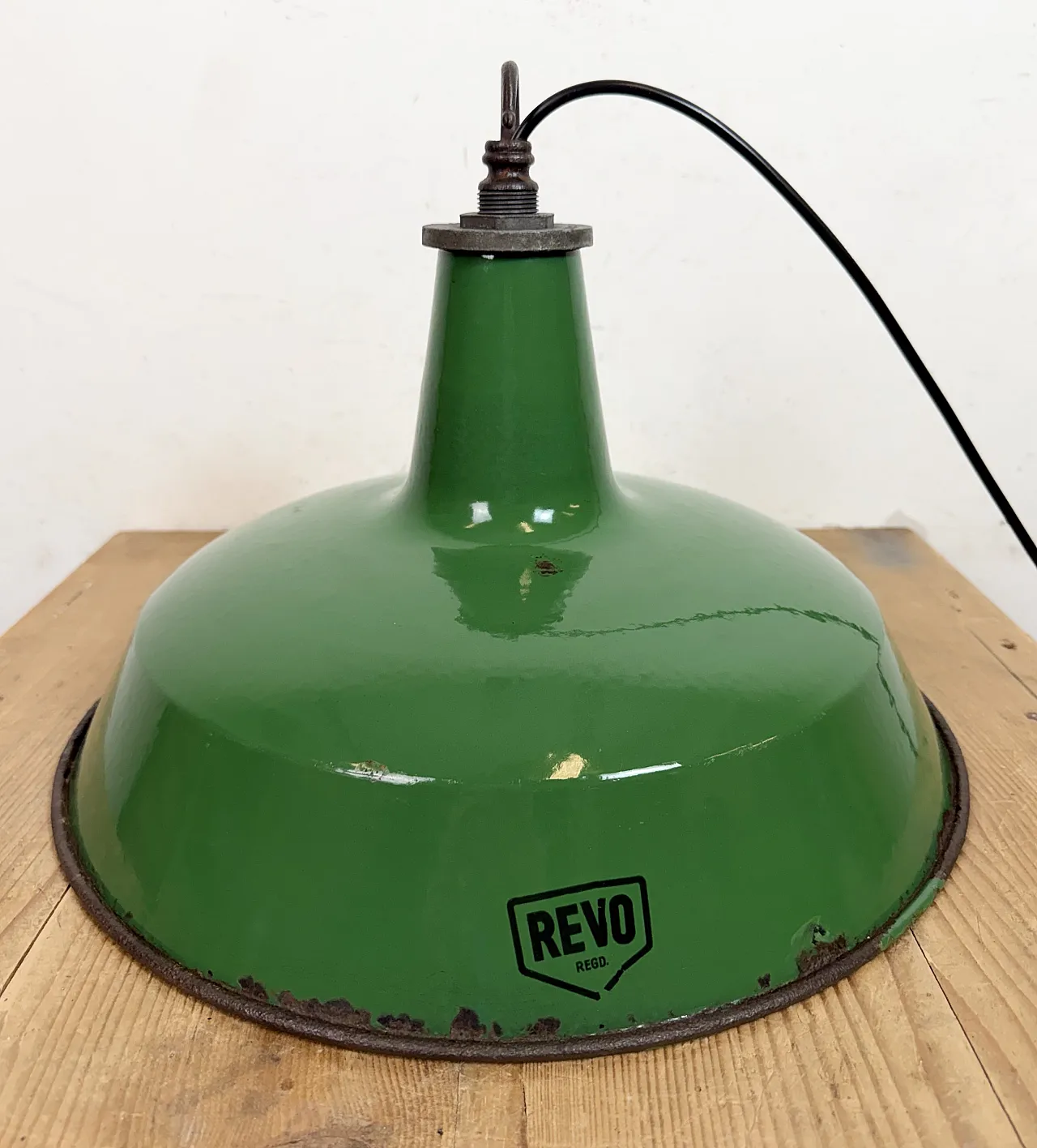 Lampada a sospensione industriale smaltata verde di Revo, anni '50 13