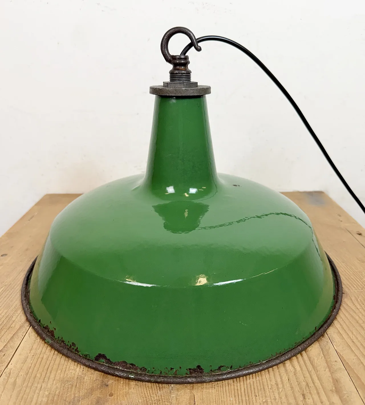Lampada a sospensione industriale smaltata verde di Revo, anni '50 15