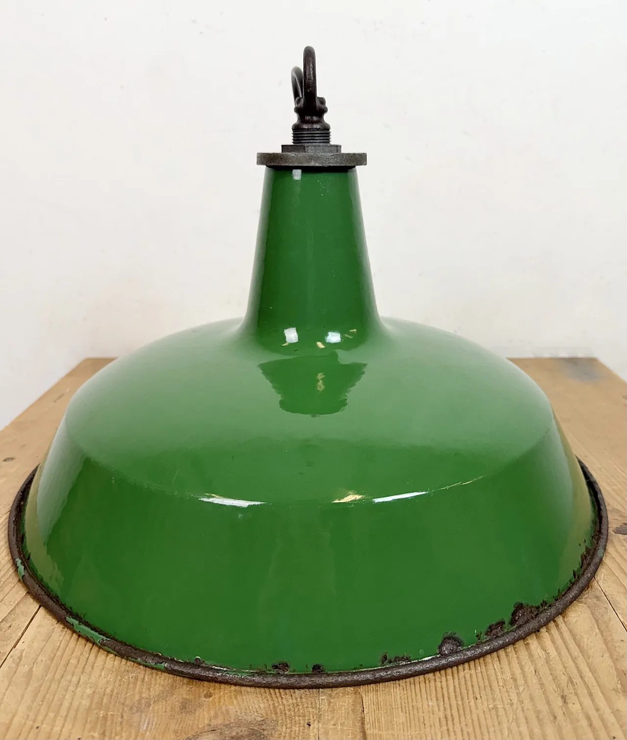 Lampada a sospensione industriale smaltata verde di Revo, anni '50 16