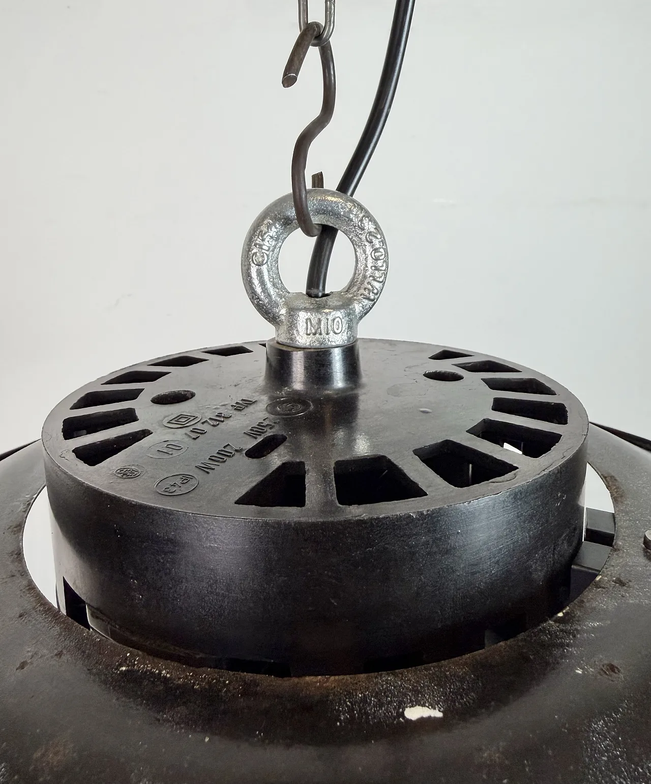 Lampada a sospensione industriale a gabbia in smalto grigio, anni '60 5