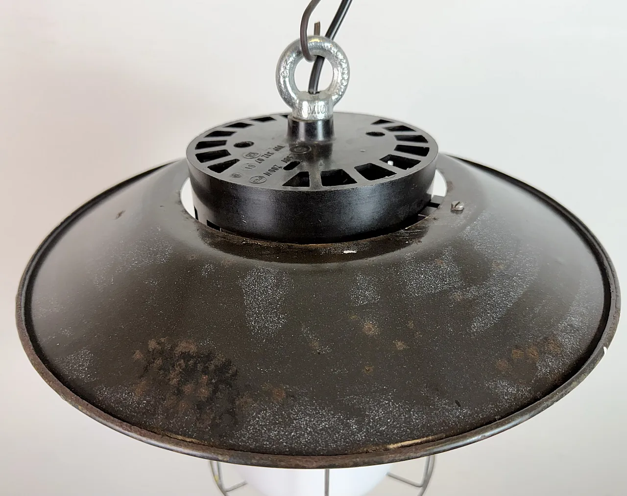 Lampada a sospensione industriale a gabbia in smalto grigio, anni '60 7