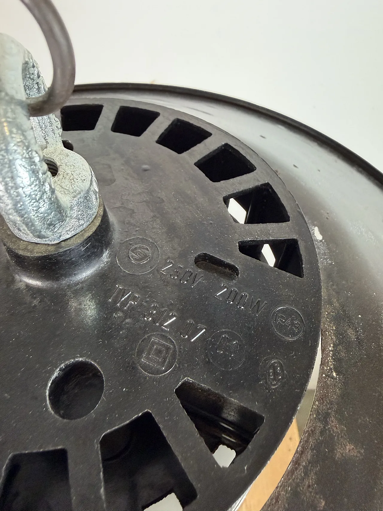 Lampada a sospensione industriale a gabbia in smalto grigio, anni '60 8