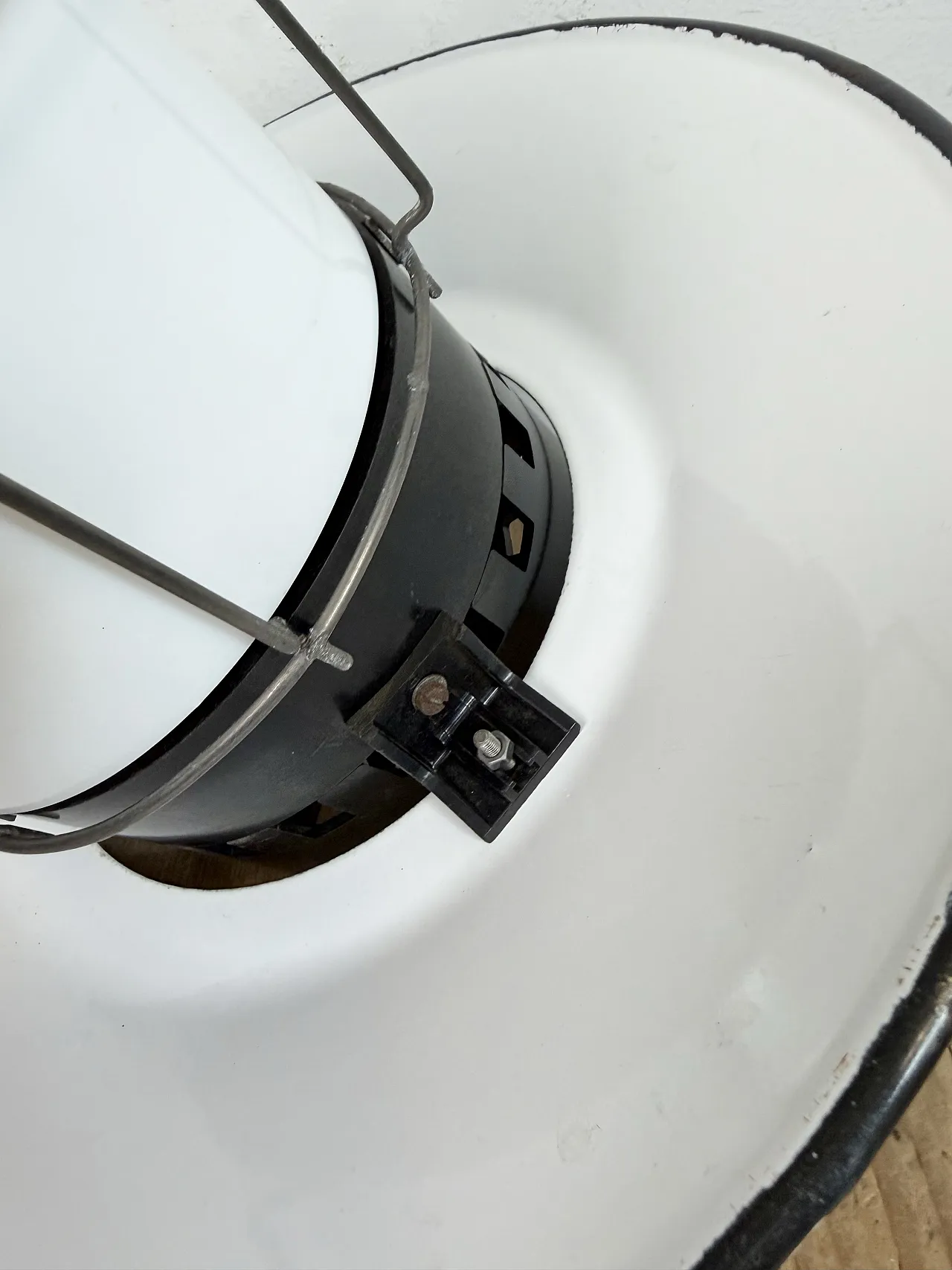 Lampada a sospensione industriale a gabbia in smalto grigio, anni '60 14