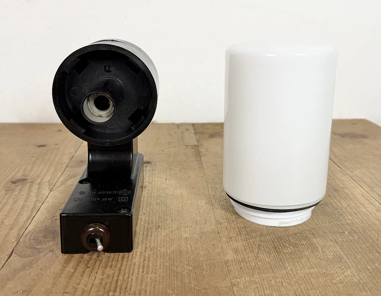 Lampada da parete industriale in bachelite marrone con vetro lattimo, anni '60 9