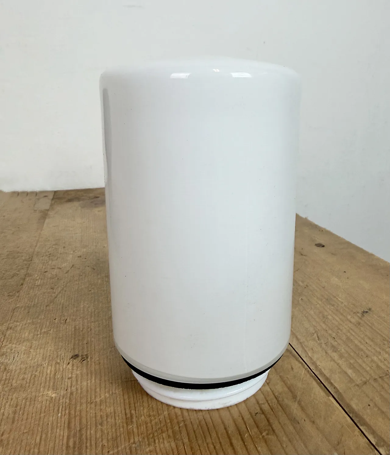 Lampada da parete industriale in bachelite marrone con vetro lattimo, anni '60 10