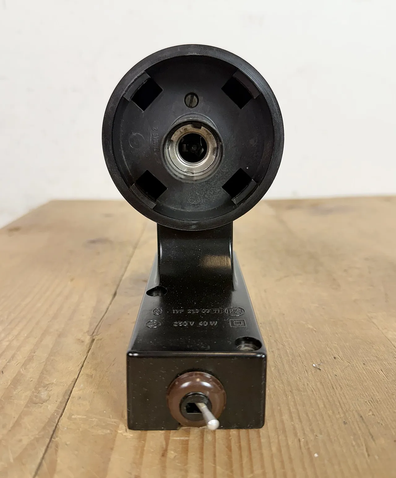 Lampada da parete industriale in bachelite marrone con vetro lattimo, anni '60 11