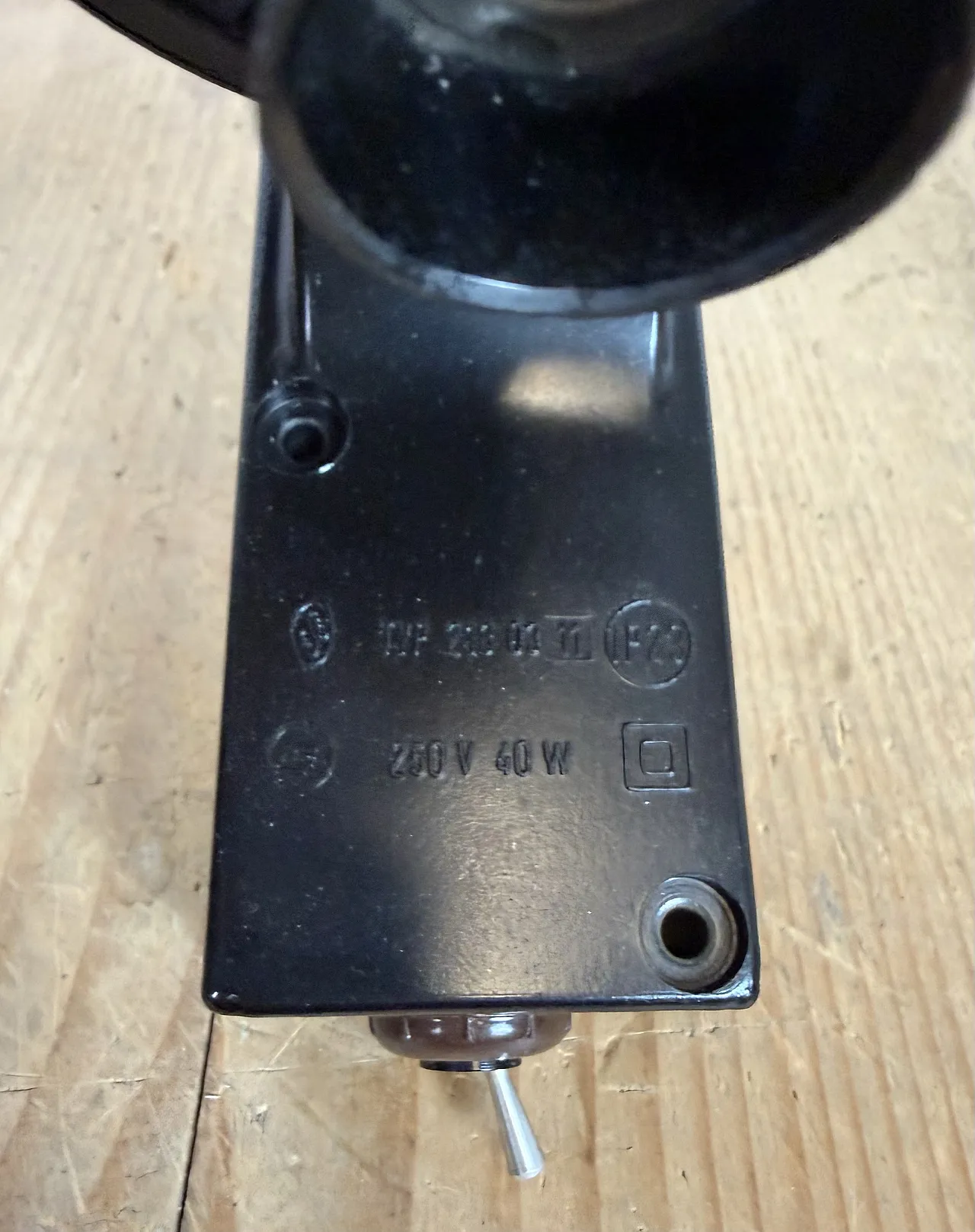 Lampada da parete industriale in bachelite marrone con vetro lattimo, anni '60 13